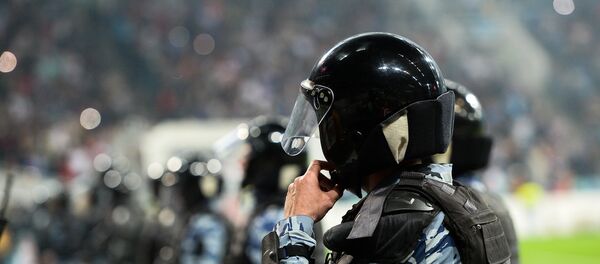 Policía en el campo de fútbol (archivo) - Sputnik Mundo