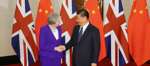 Theresa May, primera ministra del Reino Unido, y Xi Jinping, presidente de China - Sputnik Mundo