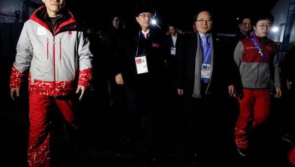Atletas norcoreanos llegan a la villa Olímpica en Gangneung, Corea del Sur Atletas norcoreanos llegan a la villa Olímpica en Gangneung, Corea del Sur - Sputnik Mundo