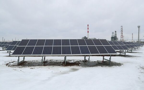 La primera central solar de la región rusa de Volgogrado, construida para la planta petrolera de Lukoil La primera central solar de la región rusa de Volgogrado, construida para la planta petrolera de Lukoil - Sputnik Mundo