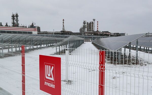 La primera central solar de la región rusa de Volgogrado, construida para la planta petrolera de Lukoil La primera central solar de la región rusa de Volgogrado, construida para la planta petrolera de Lukoil - Sputnik Mundo