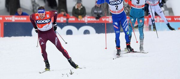 Seguéi Ustiúgov (esquiador ruso, izda.), Federico Pellegrino (esquiador italiano, centro), Lucas Chavat (esquiador francés, drcha.) - Sputnik Mundo