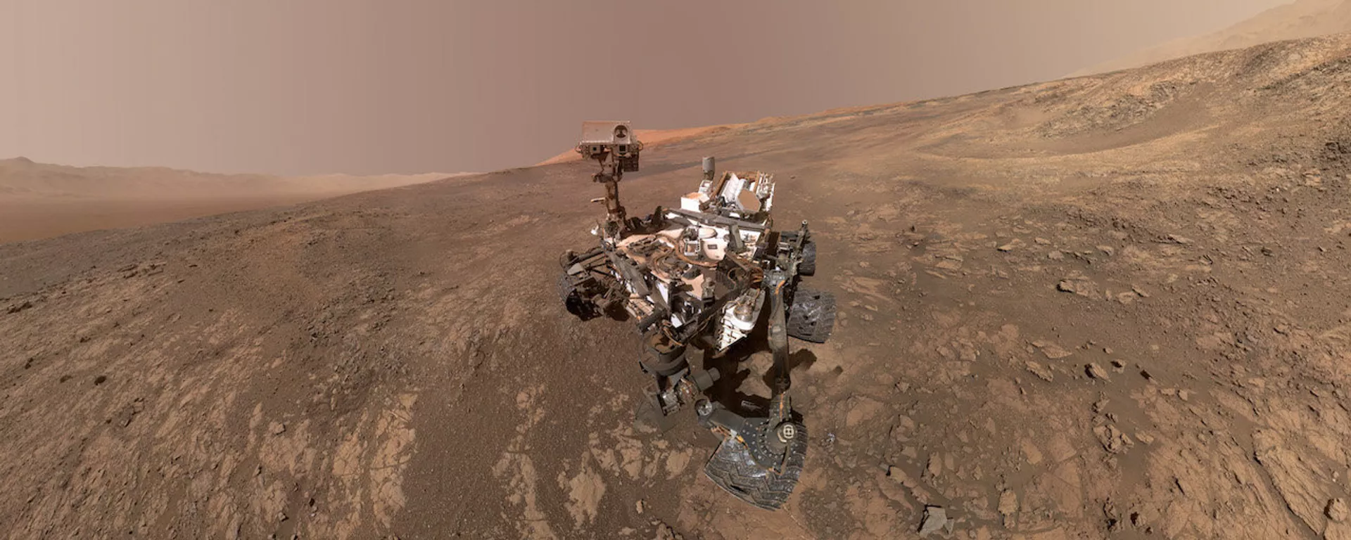 Este autorretrato del rover Curiosity de la NASA muestra el vehículo en la cresta Vera Rubin. Justo detrás del rover empieza una pendiente arcillosa que los científicos están ansiosos por comenzar a explorar. En la próxima semana, Curiosity comenzará a subir esta cuesta.  - Sputnik Mundo, 1920, 19.09.2023