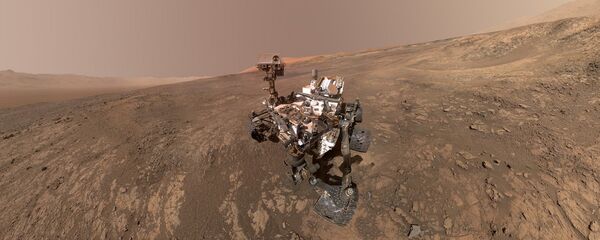 Este autorretrato del rover Curiosity de la NASA muestra el vehículo en la cresta Vera Rubin. Justo detrás del rover empieza una pendiente arcillosa que los científicos están ansiosos por comenzar a explorar. En la próxima semana, Curiosity comenzará a subir esta cuesta. Este autorretrato del rover Curiosity de la NASA muestra el vehículo en la cresta Vera Rubin. Justo detrás del rover empieza una pendiente arcillosa que los científicos están ansiosos por comenzar a explorar. En la próxima semana, Curiosity comenzará a subir esta cuesta. - Sputnik Mundo
