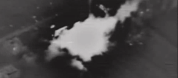 Momento de impacto de las armas de alta precisión rusas contra una instalación de los terroristas - Sputnik Mundo