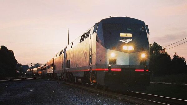 Un tren de la empresa ferroviaria estadounidense Amtrak (imagen referencial) - Sputnik Mundo