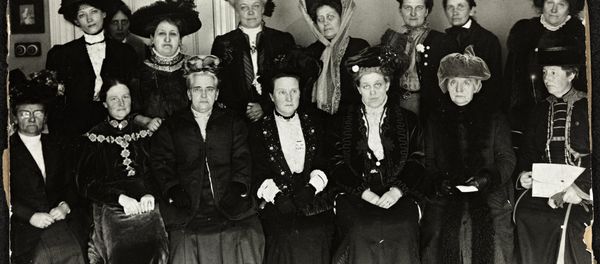 Millicent Fawcett (la cuarta desde la izquierda de la primera fila) en el Suffrage Alliance Congress, Londres 1909 Millicent Fawcett (la cuarta desde la izquierda de la primera fila) en el Suffrage Alliance Congress, Londres 1909 - Sputnik Mundo