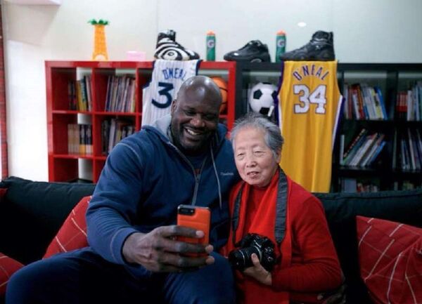 Hong Nanli junto al famoso jugador de baloncesto Shaquille O'Neal - Sputnik Mundo