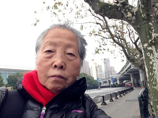 Hong Nanli haciéndose una selfi - Sputnik Mundo