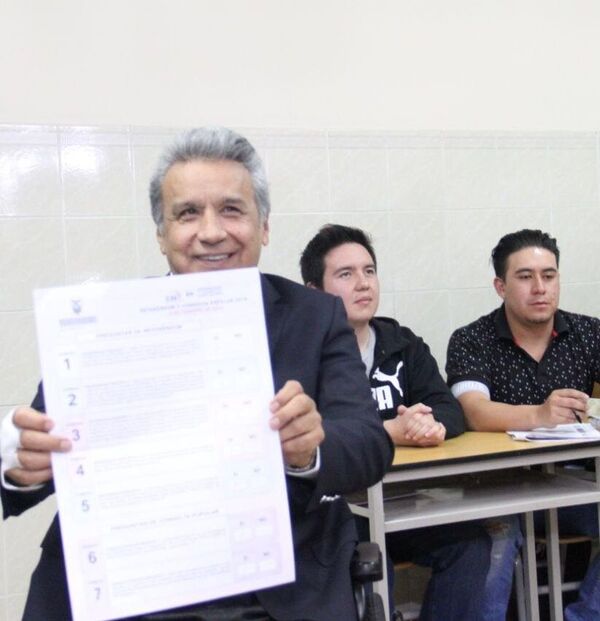 El momento de la votación del presidente de Ecuador, Lenín Moreno - Sputnik Mundo