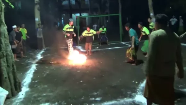 Un partido de fútbol con un coco incendiado - Sputnik Mundo