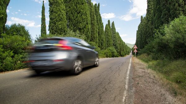 Un coche en la carretera (imagen referencial) - Sputnik Mundo