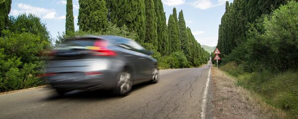 Un coche en la carretera (imagen referencial) - Sputnik Mundo