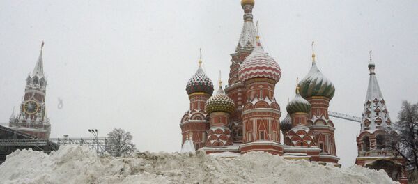 Moscú se viste de blanco: una nevada anómala cae sobre la capital rusa - Sputnik Mundo