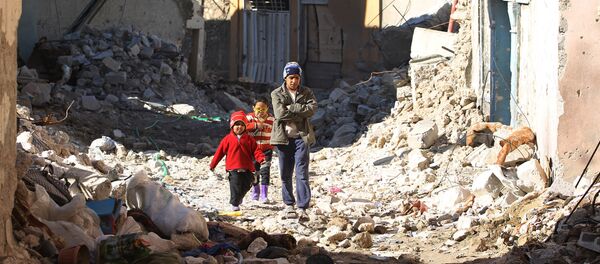 Niños iraquíes entre las ruinas de la ciudad de Mosul - Sputnik Mundo
