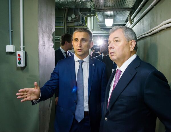 Serguéi Búdnik y el gobernador de la región de Kaluga, Anatoli Artamónov - Sputnik Mundo