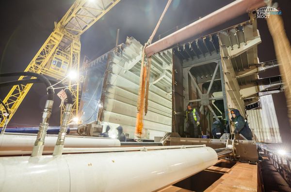 El montaje del ferrocarril en el puente de Crimea - Sputnik Mundo
