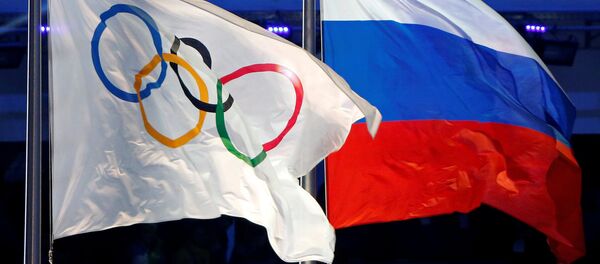 La bandera con los anillos olímpicos y la bandera de Rusia - Sputnik Mundo