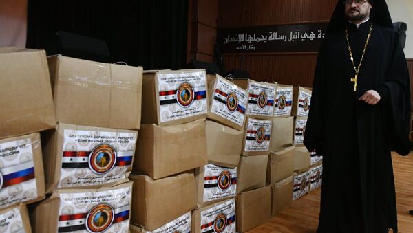 El monje Esteban, representante del departamento de relaciones exteriores del Patriarcado de Moscú, con una carga de ayuda humanitaria para Siria - Sputnik Mundo