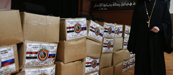 El monje Esteban, representante del departamento de relaciones exteriores del Patriarcado de Moscú, con una carga de ayuda humanitaria para Siria - Sputnik Mundo