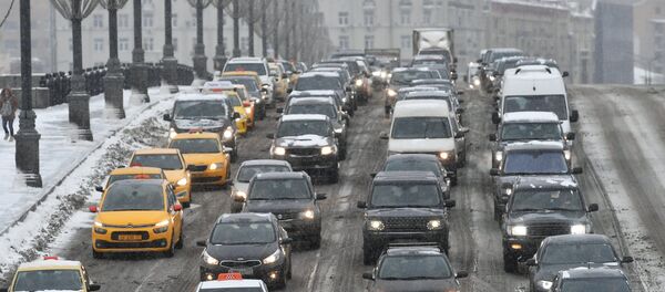 Коммунальные службы Москвы ликвидируют последствия сильного снегопада - Sputnik Mundo