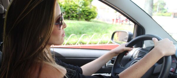 Una mujer conduce un coche - Sputnik Mundo