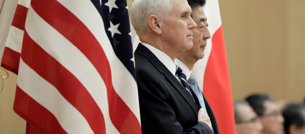 El vicepresidente de EEUU, Mike Pence, y el primer ministro de Japón, Shinzo Abe - Sputnik Mundo