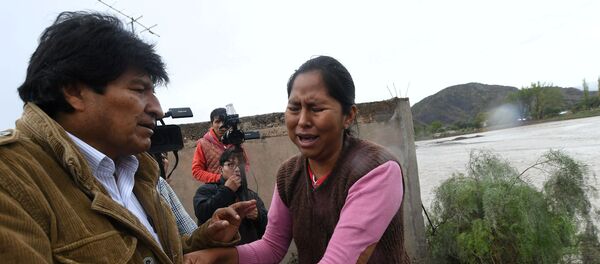 El presidente de Bolivia, Evo Morales, con los afectados por desastres naturales en el país El presidente de Bolivia, Evo Morales, con los afectados por desastres naturales en el país - Sputnik Mundo
