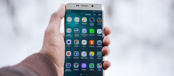 Un teléfono inteligente Samsung, imagen referencial - Sputnik Mundo