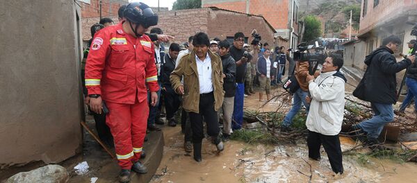 El presidente de Bolivia, Evo Morales, con los afectados por desastres naturales en el país - Sputnik Mundo