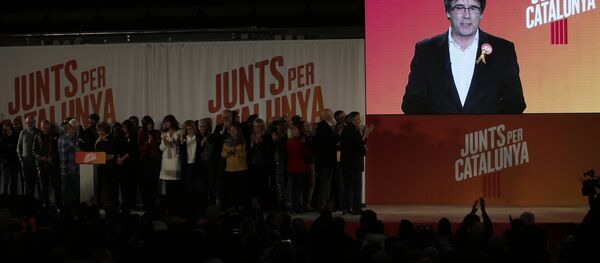 El expresidente del Gobierno catalán, Carles Puigdemont, en la pantalla - Sputnik Mundo