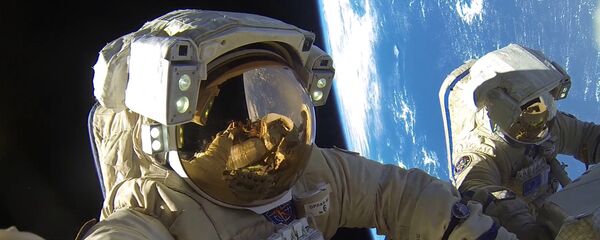 Cosmonautas de Roscosmos Antón Shkaplerov y Alexandr Misurkin durante una caminata espacial - Sputnik Mundo