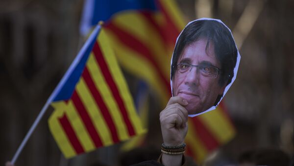 Una cara de Carles Puigdemont, el expresidente catalán - Sputnik Mundo