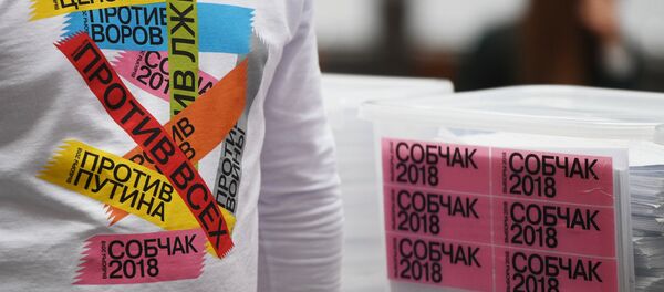 Un partidario de Ksenia Sobchak, candidata contra todos - Sputnik Mundo