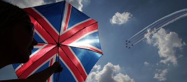 Un paraguas con la bandera del Reino Unido - Sputnik Mundo