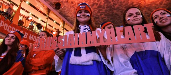 Los rusos con la tableta Rusia en mi corazón - Sputnik Mundo