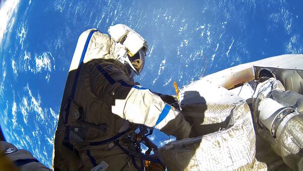 El cosmonáuta ruso Antón Shkáplerov junto con su colega Alexandr Misurkin durante la caminata espacial de 06 de febrero de 2018 - Sputnik Mundo