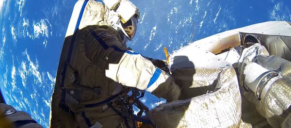 El cosmonáuta ruso Antón Shkáplerov junto con su colega Alexandr Misurkin durante la caminata espacial de 06 de febrero de 2018 - Sputnik Mundo