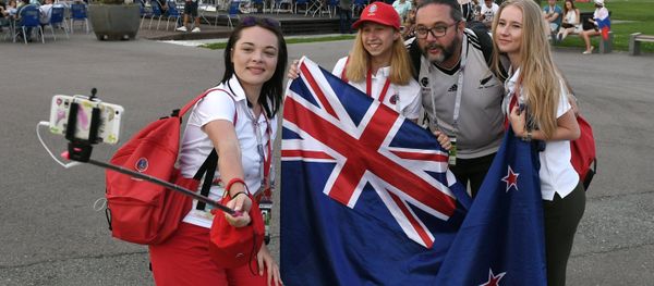 Los fanáticos del equipo nacional de Nueva Zelanda se hacen selfis Los fanáticos del equipo nacional de Nueva Zelanda se hacen selfis - Sputnik Mundo
