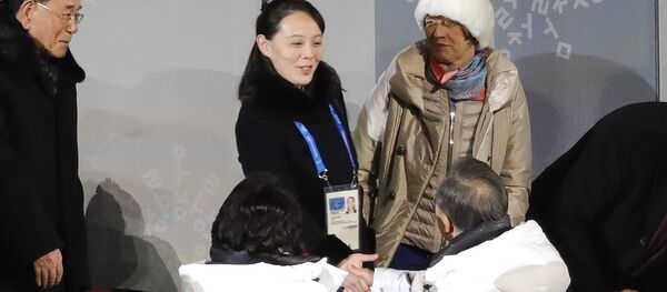 Moon Jae-in, presidente de Corea del Sur, aprieta la mano de Kim Yo-Jong, la hermana de Kim Jong-un, líder de Corea del Norte - Sputnik Mundo