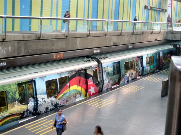 Vagones para mujeres, persianas y ventanales: las sorpresas del metro de distintas partes del mundo (fotos) - Sputnik Mundo