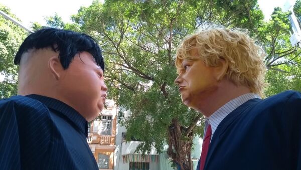 Muñecos gigantes del presidente de EEUU, Donald Trump, y del líder norcoreano Kim Jong-un - Sputnik Mundo