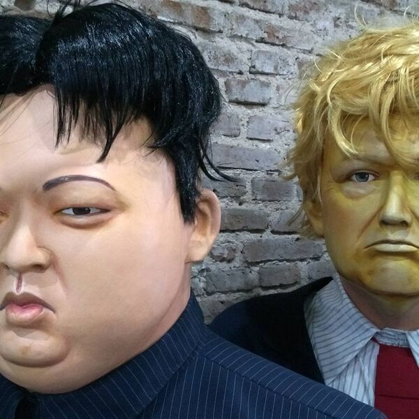 Muñecos gigantes del presidente de EEUU, Donald Trump, y del líder norcoreano Kim Jong-un - Sputnik Mundo