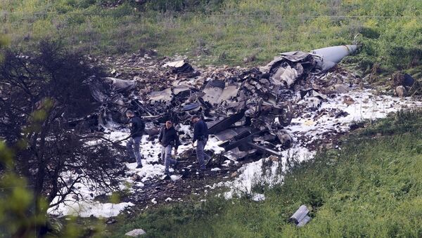 Israeli security stands around the wreckage of an F-16 that crashed in northern Israel, near kibbutz of Harduf, Saturday, Feb. 10, 2018. - Sputnik Mundo