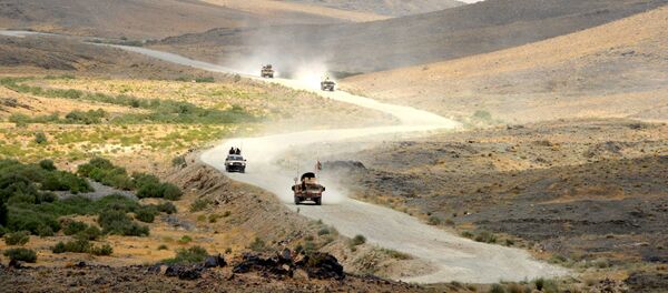 Unos vehículos en la carretera de Kandagar, Afganistán (imagen referencial) - Sputnik Mundo