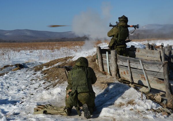 Una unidad antitanque rusa practica el uso del RPG-7 durante los ejercicios - Sputnik Mundo