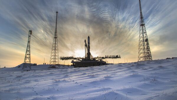 El cohete Soyuz-2.1a con el carguero Progress MS-08, en la plataforma de lanzamiento en el cosmódromo de Baikonur - Sputnik Mundo