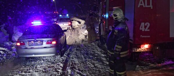 Policías y bomberos en el lugar del siniestro del avión An-148 - Sputnik Mundo