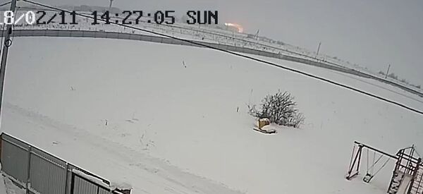 Una cámara de vigilancia graba el momento de la caída del avión de pasajeros An-148 - Sputnik Mundo