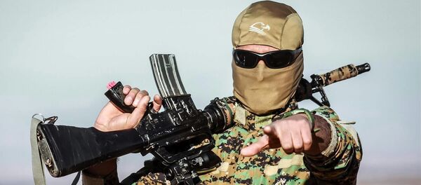 Combatiente de las Unidades kurdas de Protección Popular (YPG) - Sputnik Mundo
